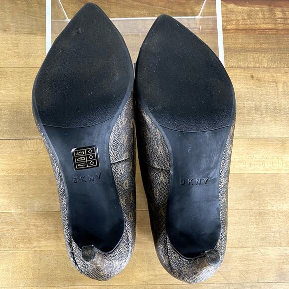 DKNY Monogram Bow Pointed Heels Chocolate Brown Patent Leather 7.5 Fall Shoes - Picture 4 of 10